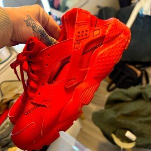 Red hauraches size 7Y boys.